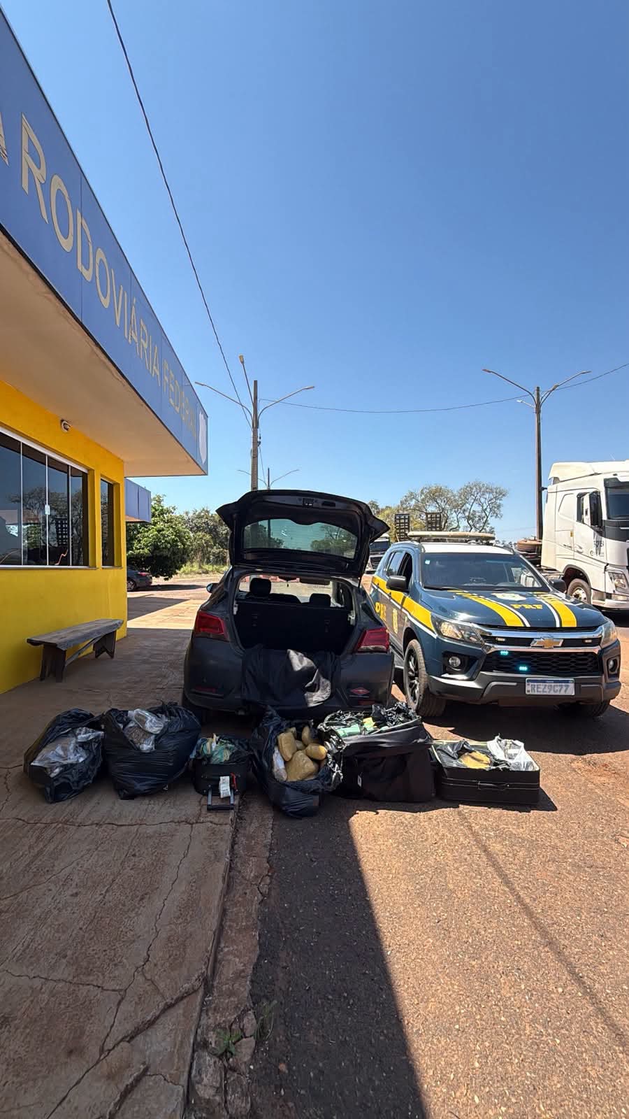 PRF apreende mais de 144 quilos de drogas e apreende adolescente após perseguição na BR-262 em Água Clara 
