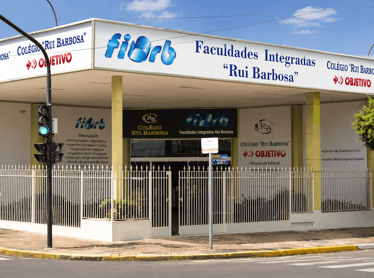 FIRB torna-se Centro Universitário e passa a se chamar Uniandradina