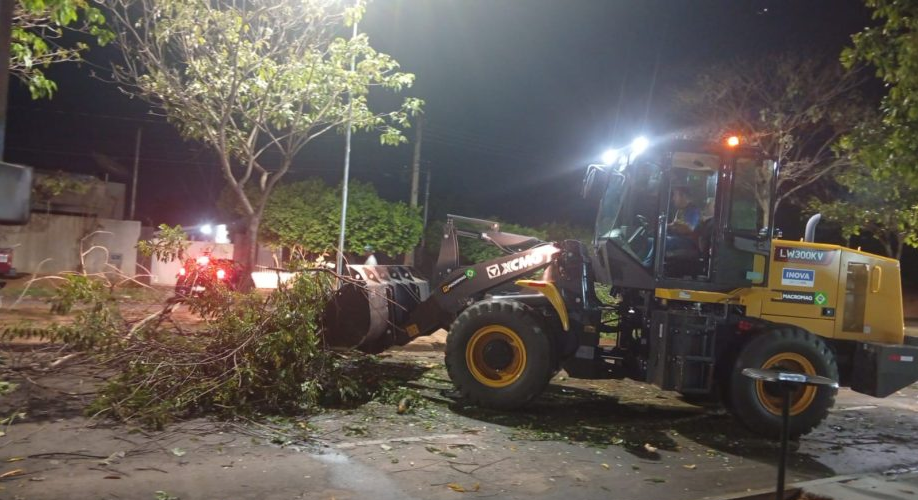 Defesa Civil e equipes da Prefeitura atuam desde ontem após tempestade que atingiu Três Lagoas