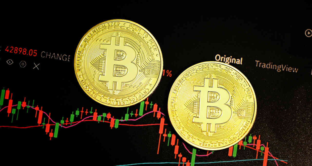 Bitcoin registra alta de 6% após decisões do Fed e mudanças regulatórias nos EUA