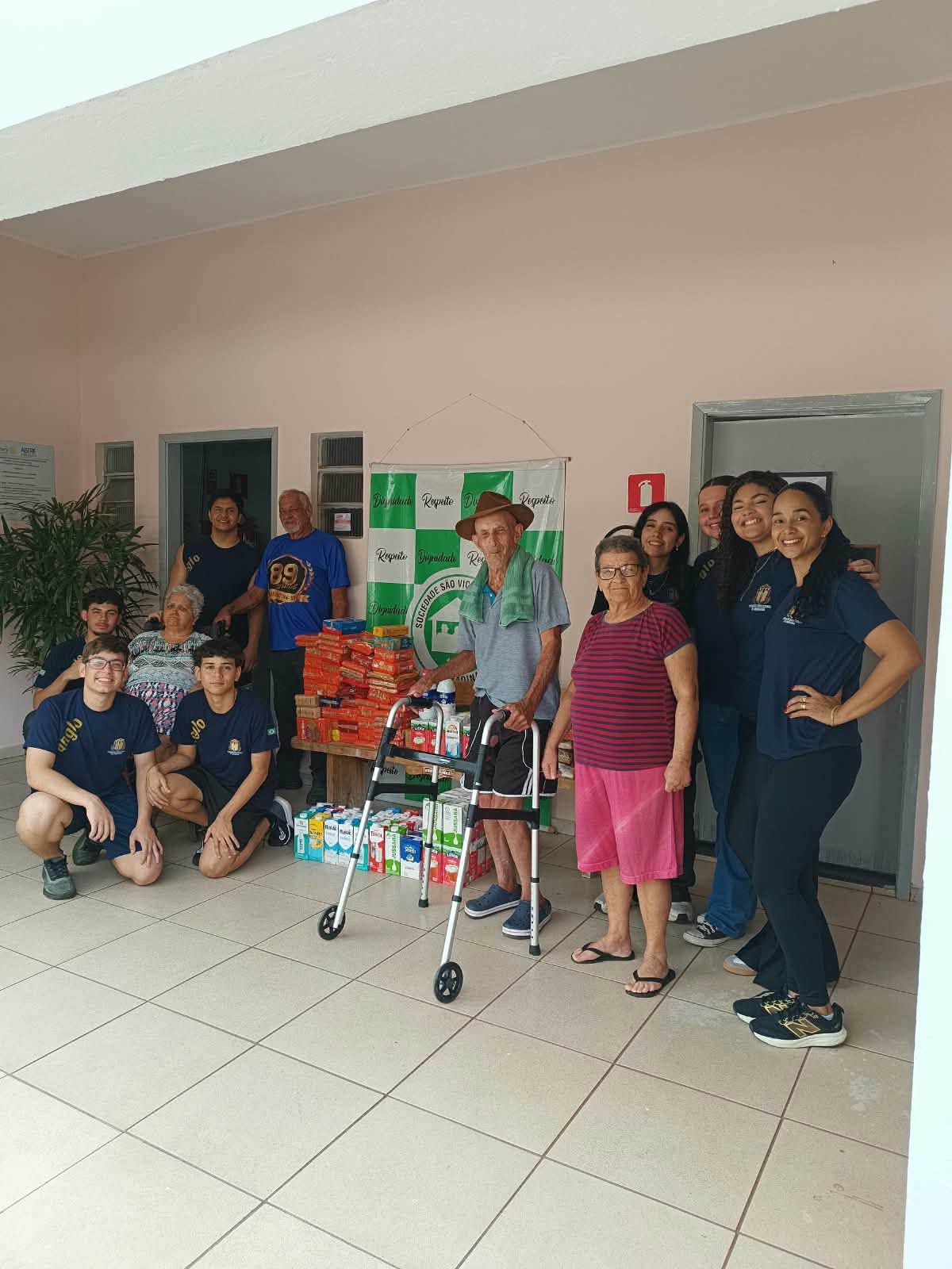 Em Andradina Alunos do Colégio Stella Maris Anglo visitam idosos do Asilo São Vicente de Paula em ação de solidariedade