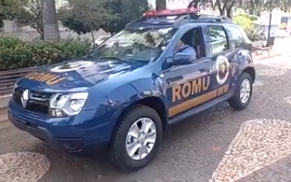 Caminhonete do Governo de Andradina atola em estrada rural mal cuidada