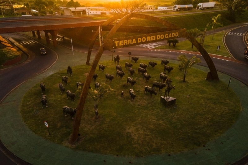 Som do berrante é incorporado ao Monumento ao Rei do Gado em Andradina