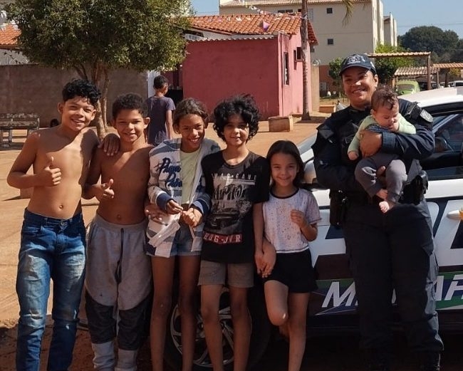 Policiais do PROMUSE emocionam comunidade durante patrulhamento em Três Lagoas/MS