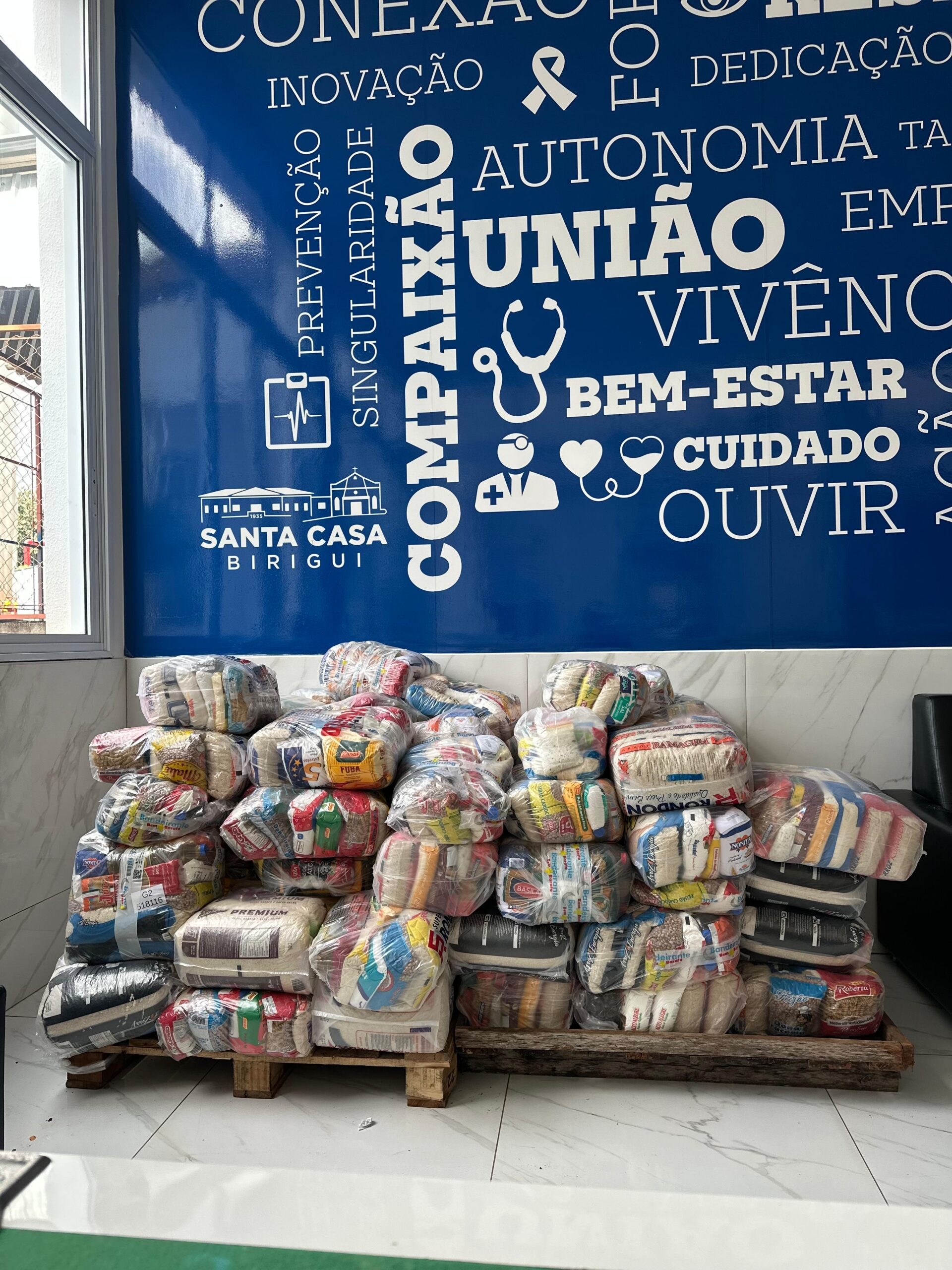 Santa Casa de Birigui recebe doação anônima com 358 litros de leite, 43 pacotes de fraldas e mantimentos