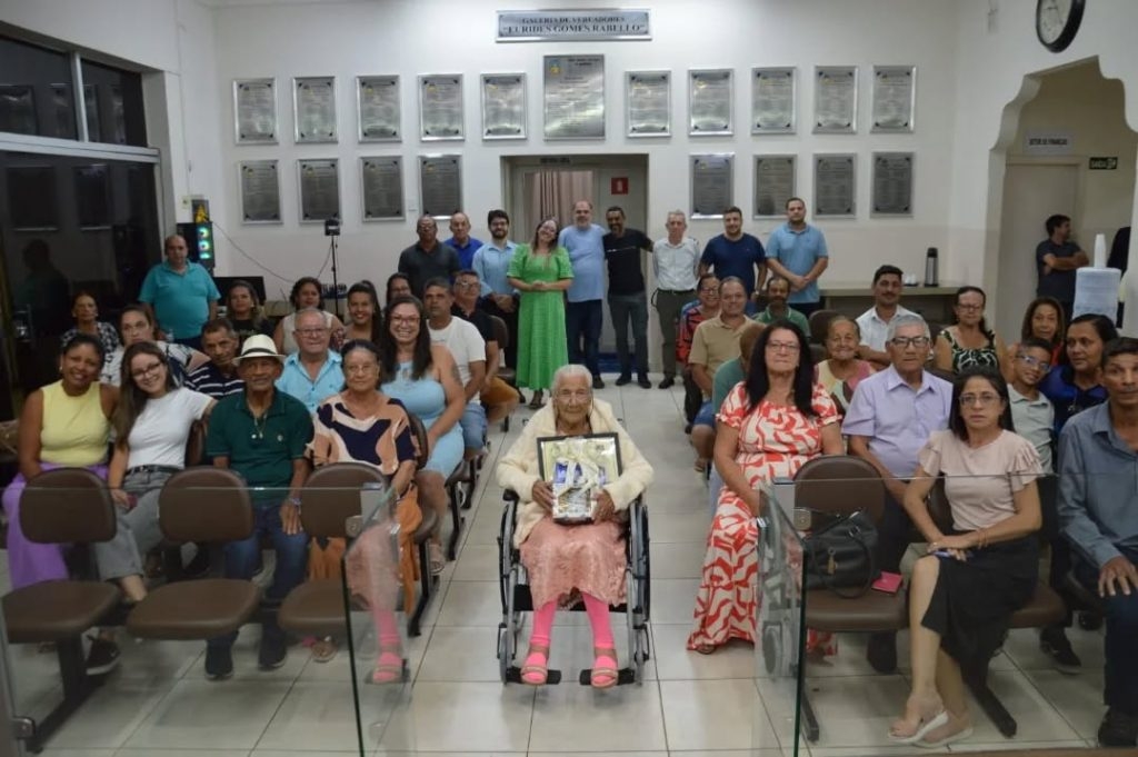 Câmara discute regras para estacionamento de ônibus e vans no centro e homenageia mirandopolense de 110 anos