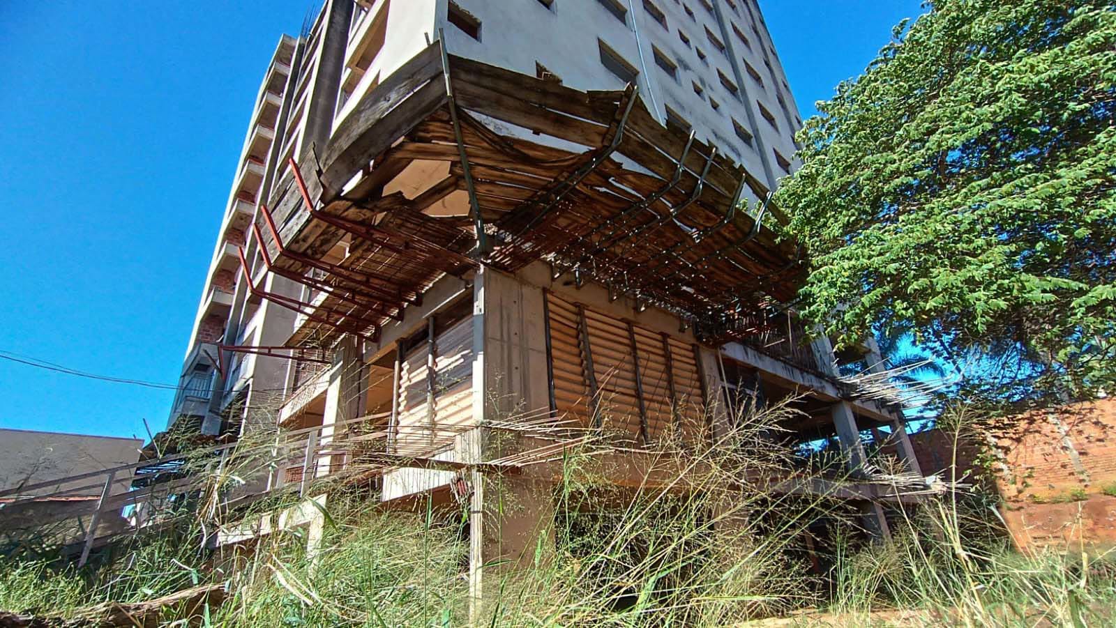 Obra inacabada do Edifício Villa Lobos em Andradina gera preocupação entre moradores