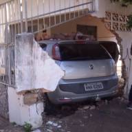 Em Três Lagoas motorista perde controle, derruba muro e invade varanda de casa