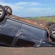 Casal fica ferido após carro capotar em vicinal entre Pereira Barreto e Itapura