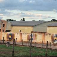 Criança é flagrada brincando no telhado de creche em Castilho