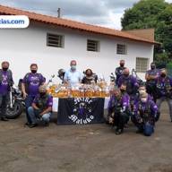 Moto clube doa caixas de bombons para os alunos da APAE de Ilha Solteira