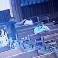 Em Mirandópolis câmera flagra jovem furtando bolsa de mulher durante orações em igreja; homem foi preso pela Polícia Militar