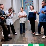 Grupo Alma Curada, formado por voluntários, leva música e oração a pacientes internados na Santa Casa de Birigui