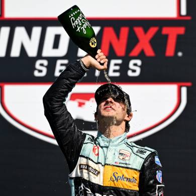 Johnson segura Fittipaldi e conquista Indy NXT 2026 em Laguna Seca. Confira classificação