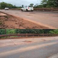 Mesmo sob concessão privada, trecho da BR-262 na ponte do Rio Verde acumula buracos e gera alerta, em Água Clara-MS 