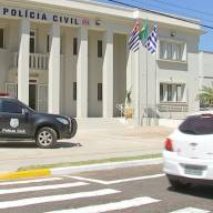Em Andradina carro bate em caçamba e pega fogo